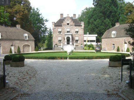 Roermond : Maastrichterweg, das kleinste Schloss der Niederlande, Kasteeltje Hattem, liegt in einem öffentlichen Park. Im Schloss befinden sich ein Restaurant und eine Bar. In den zwei Remisen sind Hotel-Suiten eingerichtet worden.